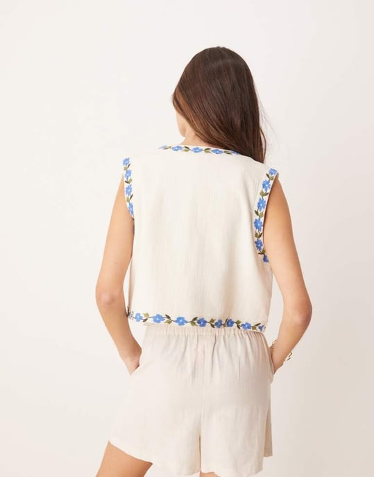 YAS Festival bohemisk blommig broderad öppen väst i kräm och blå - Image 2