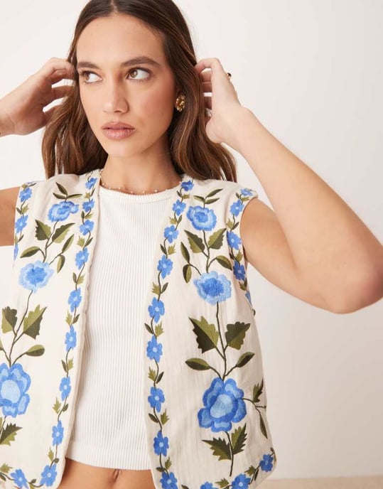 YAS Festival bohemisk blommig broderad öppen väst i kräm och blå - Image 3