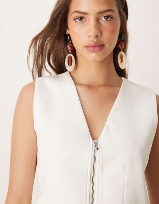 YAS skräddarsydd twill zip-front västkoja i vit - Image 3