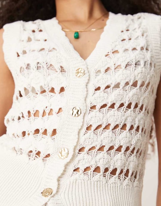 ASOS DESIGN virkad stickad väst med scallopkant och guldknappar i vitt - Image 4
