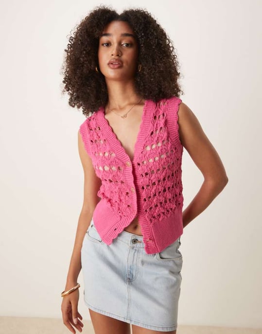 ASOS DESIGN virkad väst med scallopdetalj och silverknappar i rosa - Image 1