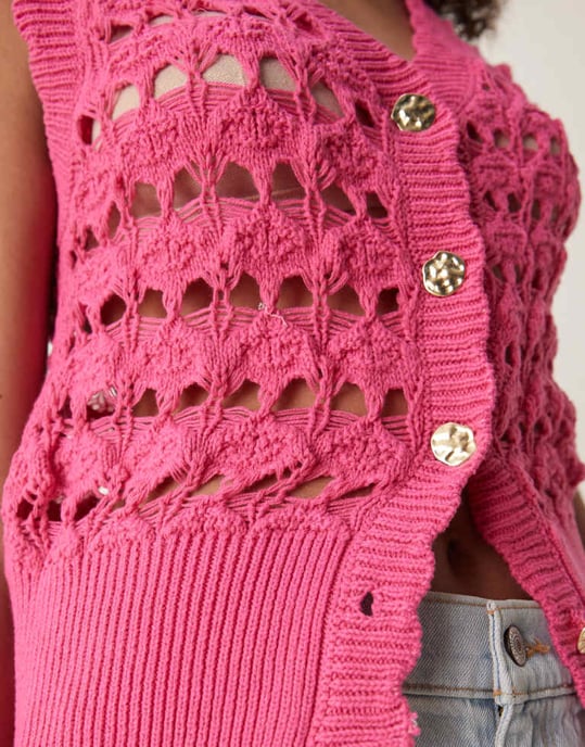 ASOS DESIGN virkad väst med scallopdetalj och silverknappar i rosa - Image 2