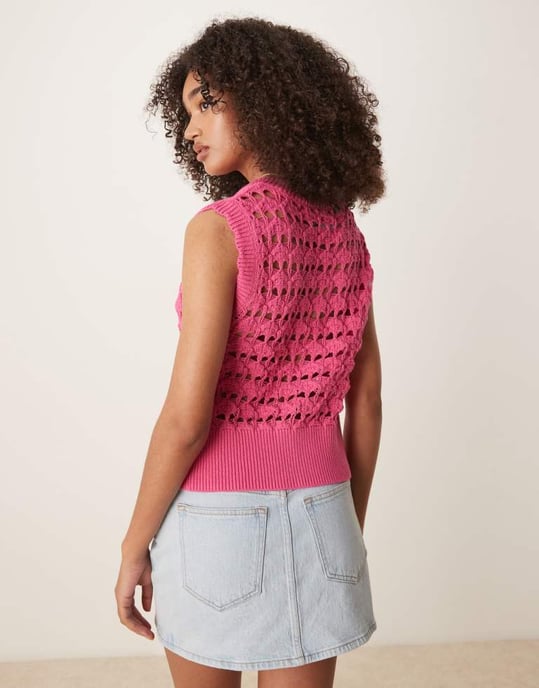 ASOS DESIGN virkad väst med scallopdetalj och silverknappar i rosa - Image 3