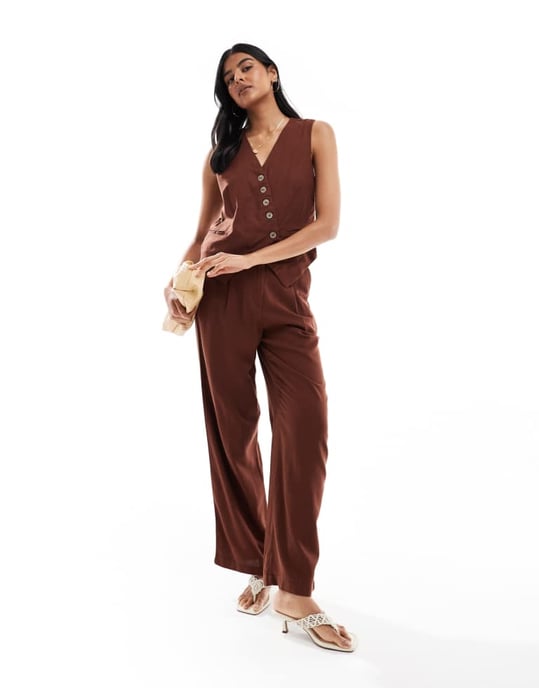 Vero Moda linnekänsla asymmetrisk knäppt fram väst i choklad - Image 2
