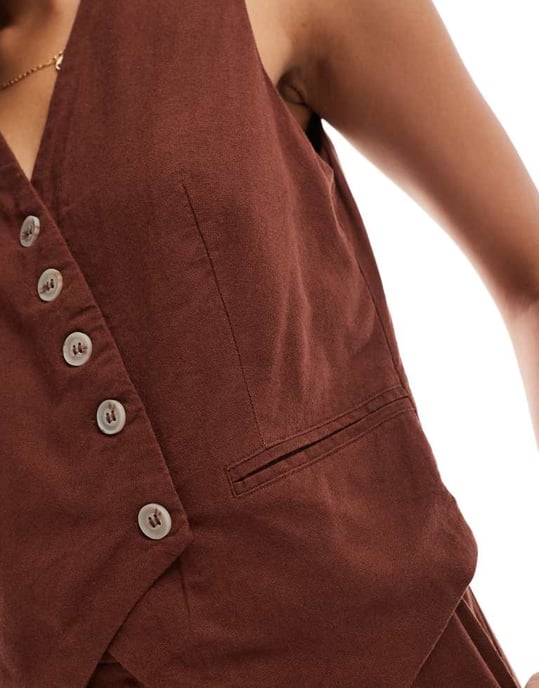 Vero Moda linnekänsla asymmetrisk knäppt fram väst i choklad - Image 4