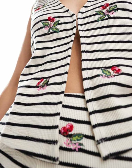 ASOS DESIGN randig väst med körsbärsbroderi - Image 3