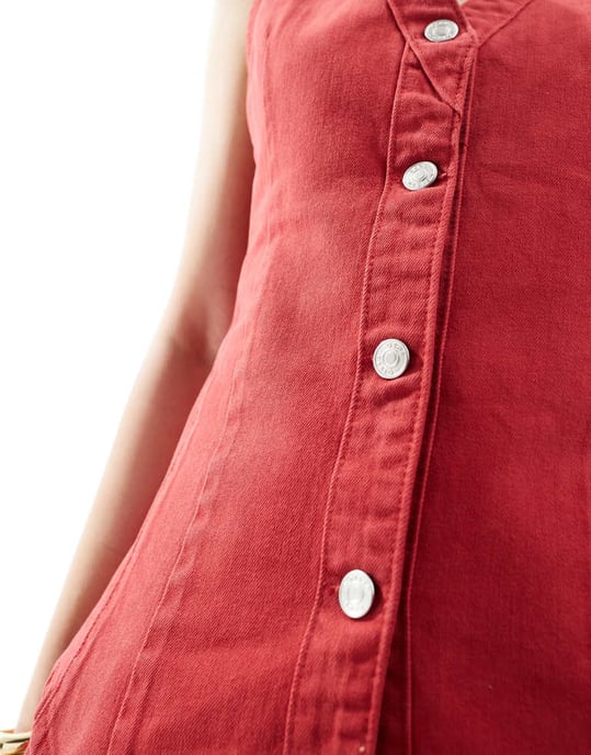 ASOS DESIGN denim väst med v-ringning i röd - Image 4