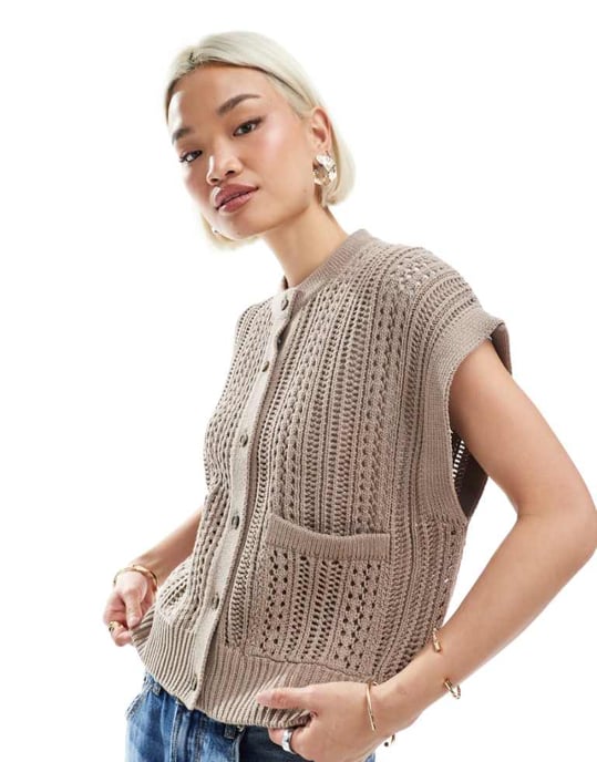 ASOS DESIGN stickad punktmönstrad rundhalsad boxig väst i taupe - Image 1