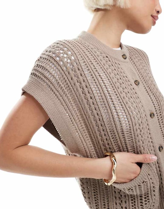 ASOS DESIGN stickad punktmönstrad rundhalsad boxig väst i taupe - Image 2