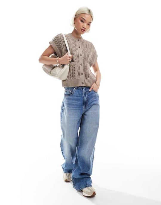 ASOS DESIGN stickad punktmönstrad rundhalsad boxig väst i taupe - Image 3