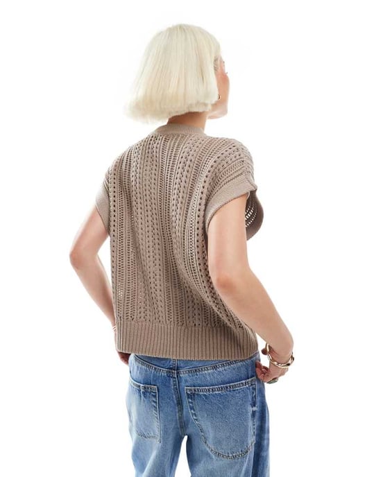 ASOS DESIGN stickad punktmönstrad rundhalsad boxig väst i taupe - Image 4