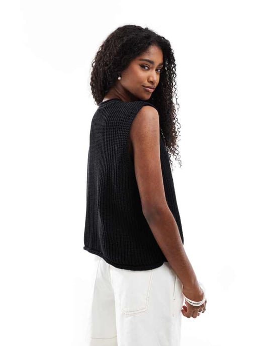 ASOS DESIGN stickad boxig väst med flera snäcka knappar i svart - Image 4