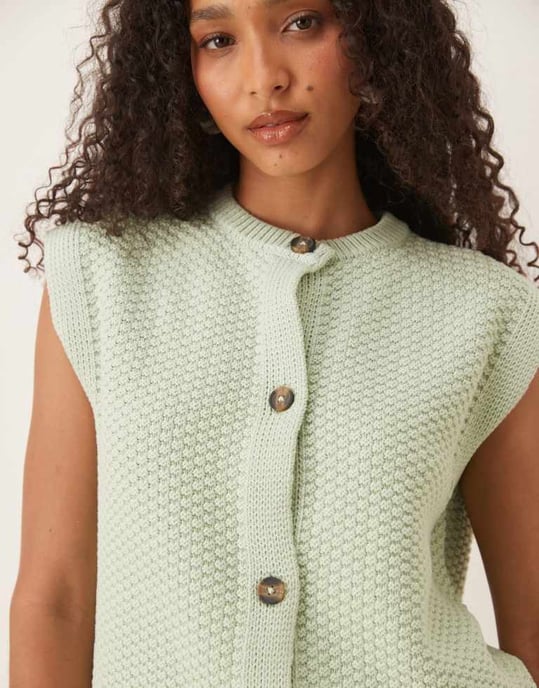 ASOS DESIGN boxy stickad väst med knappdetalj i pistaschnöt - Image 4