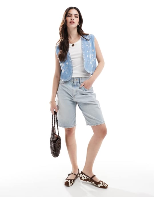 ASOS DESIGN mjuk denim broderad väst i mellanblå - Image 2