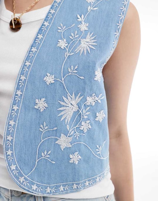 ASOS DESIGN mjuk denim broderad väst i mellanblå - Image 3