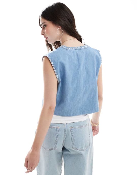 ASOS DESIGN mjuk denim broderad väst i mellanblå - Image 4