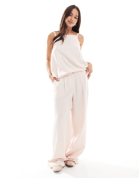 ASOS DESIGN skräddarsydd cami-top med kappa bakdetalj i rosa - Image 3