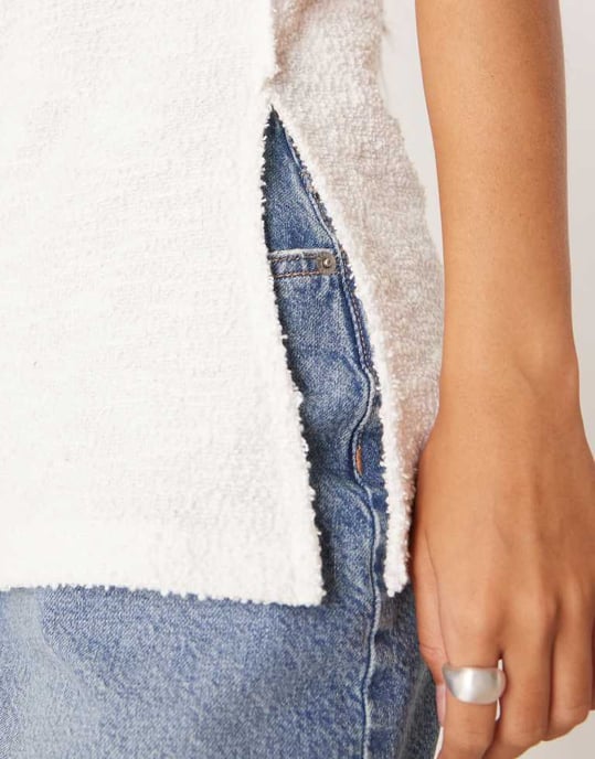 ASOS DESIGN texturerad stickad linneväst i vitt - Image 4