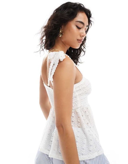 Miss Selfridge strukturerad spets-topp med knytaxlar i crème - Image 4