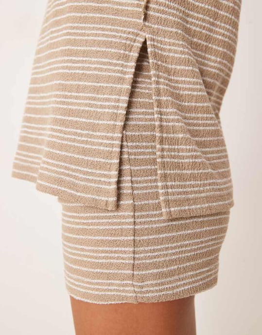 ASOS DESIGN texturerad stickad cami väst set i kamelfärgad rand - Image 2