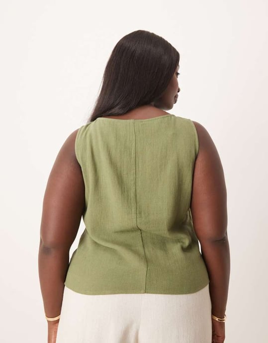 ASOS DESIGN Curve linne-look knäppfront väst i khaki - Image 3