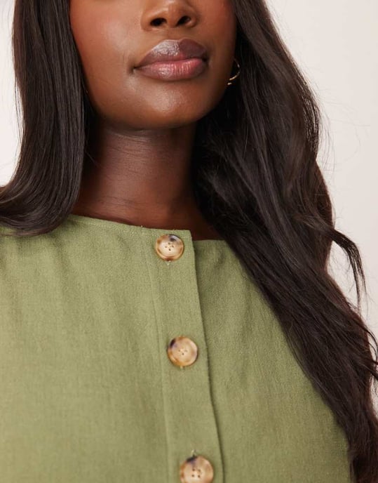 ASOS DESIGN Curve linne-look knäppfront väst i khaki - Image 4