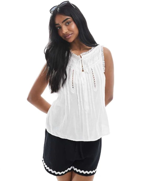 ASOS DESIGN ärmlös topp med spetskant och banddetalj i vitt - Image 1