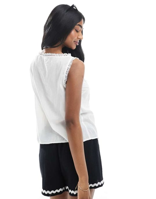 ASOS DESIGN ärmlös topp med spetskant och banddetalj i vitt - Image 3