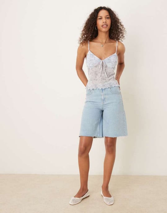 ASOS DESIGN mesh cami bust cup crop top i ditsy blommönster - Image 2