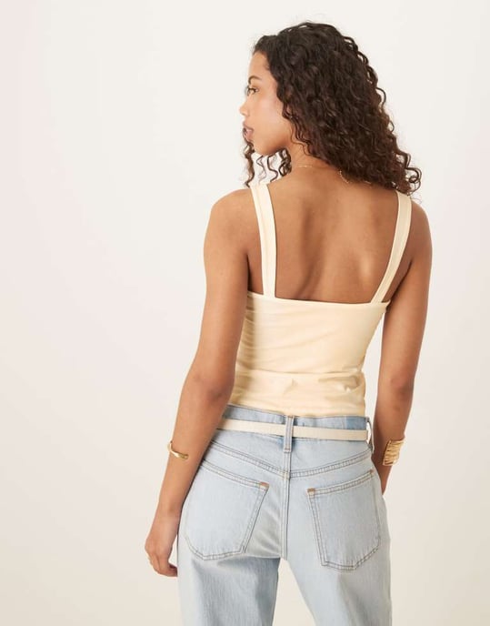 ASOS DESIGN figurnära topp i bomull med pärlband i elfenben - Image 3
