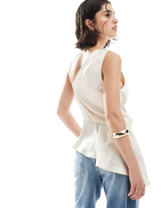 ASOS DESIGN asymmetrisk satinklänning i enfärgad - Image 3