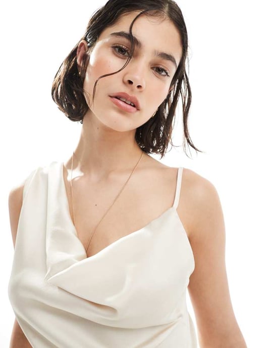 ASOS DESIGN asymmetrisk satinklänning i enfärgad - Image 4