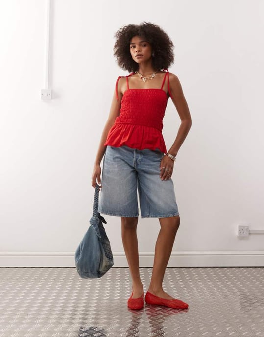 Återvunnen vintage shirred bubble hem cami topp med rosettremmar i röd - Image 2