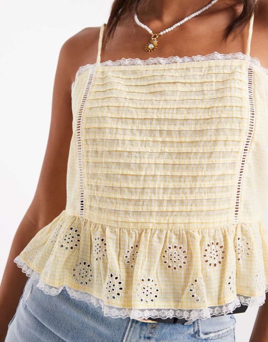 ENDAST broderad crop cami i citronrutigt med spetskant - Image 3