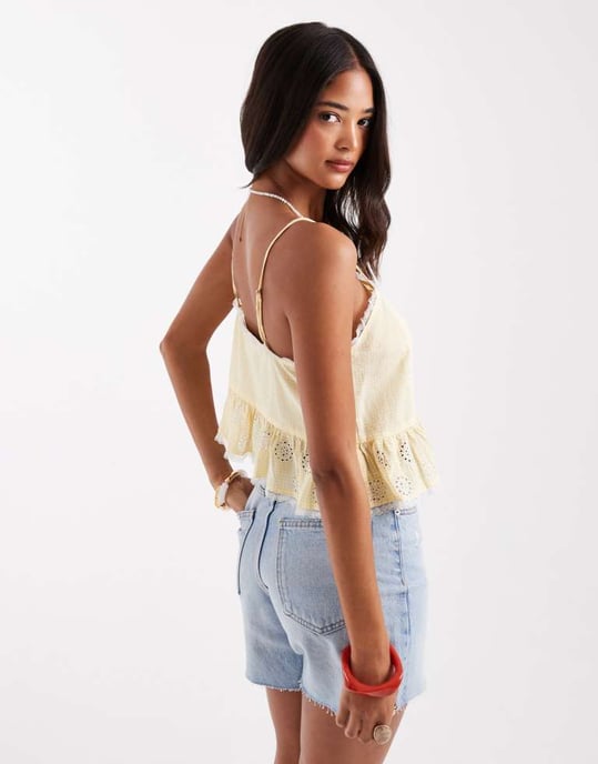 ENDAST broderad crop cami i citronrutigt med spetskant - Image 4