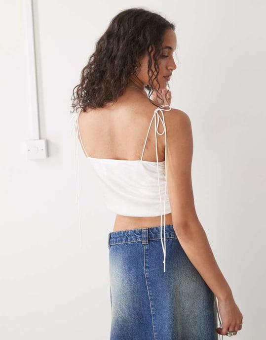 Monki cowl neck satinlinne med rynkad knytdetalj i off white - Image 4