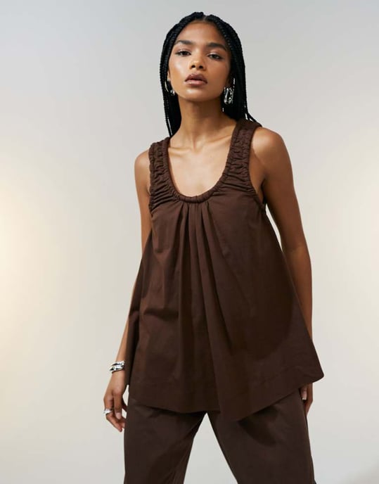 ASOS DESIGN topp med rynkad halsringning i choklad - Image 1
