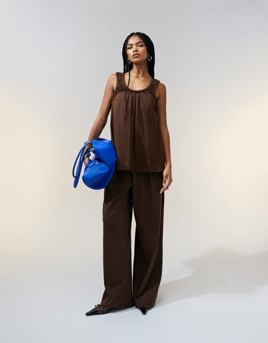 ASOS DESIGN topp med rynkad halsringning i choklad - Image 2