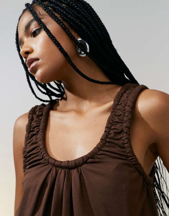 ASOS DESIGN topp med rynkad halsringning i choklad - Image 3