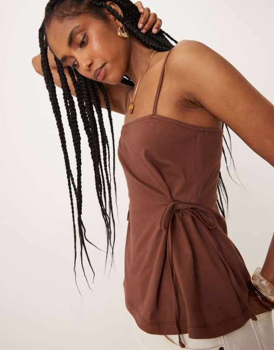 ASOS DESIGN avslappnad knytning sidslits cami i brunt - Image 2