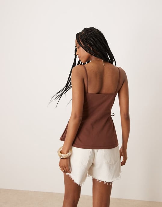 ASOS DESIGN avslappnad knytning sidslits cami i brunt - Image 4