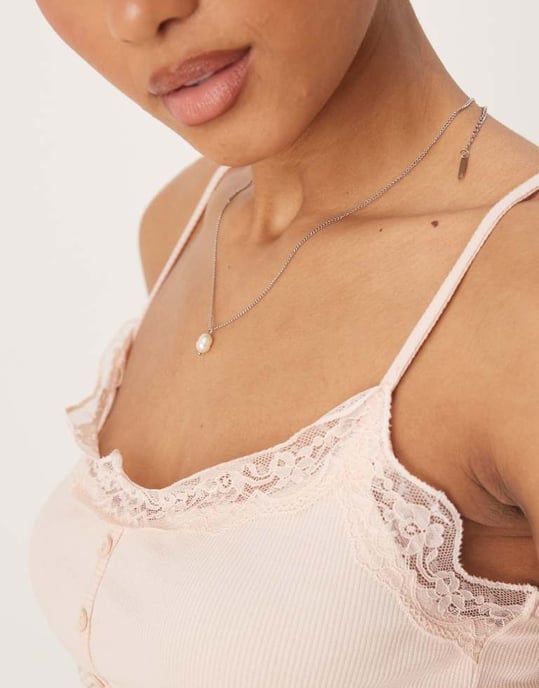 ASOS DESIGN ribbad linne med spets- och knappdetaljer i rosa - Image 3