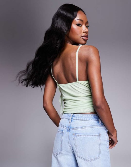 ASOS DESIGN svävande genomskinlig mesh cowl front cami topp i pastellgrön - Image 2