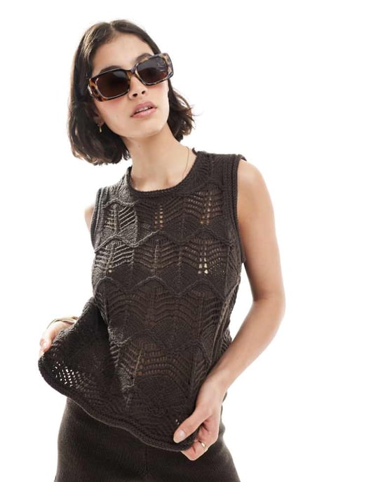 Vero Moda virkat stickat västtop i chokladbrun - BRUN - Image 1