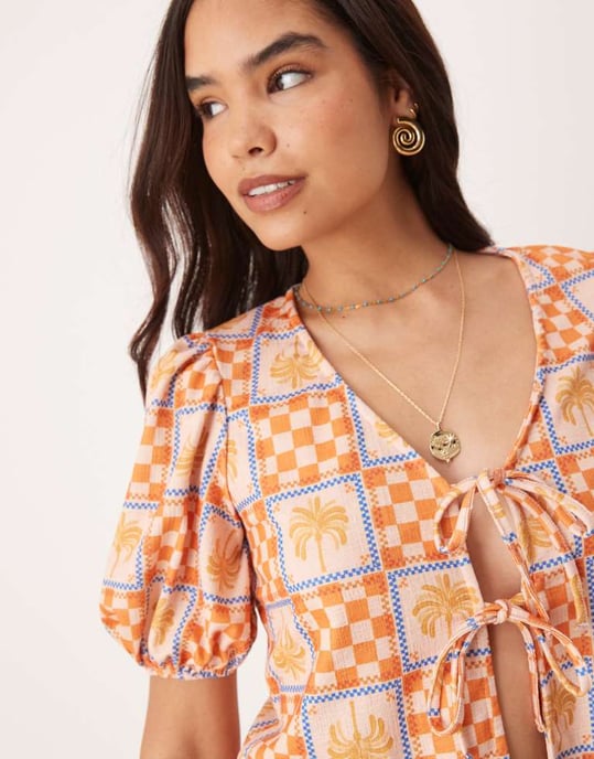 ASOS DESIGN puffärmad topp med knytning fram i palmträdsmönster - Image 3