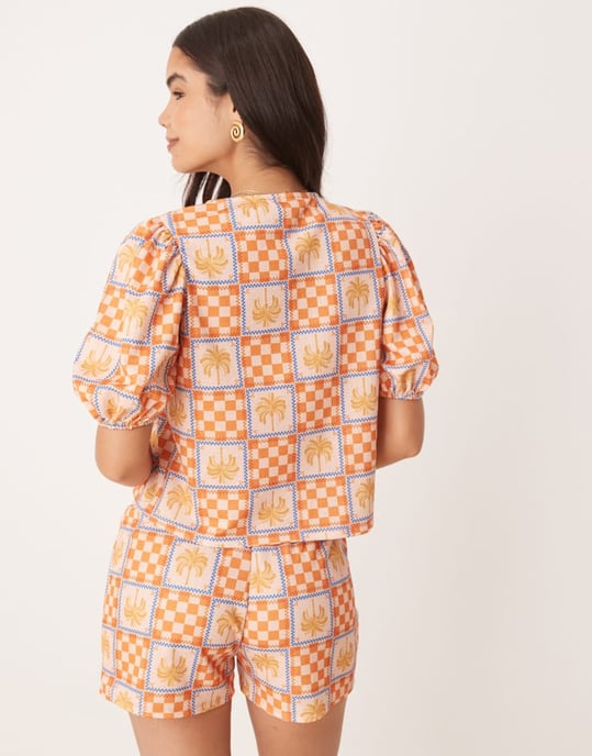 ASOS DESIGN puffärmad topp med knytning fram i palmträdsmönster - Image 4