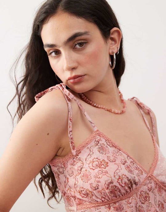 Återvunnen vintage mesh- och spetslinne med asymmetrisk nederkant i rosa blommönster - Image 2