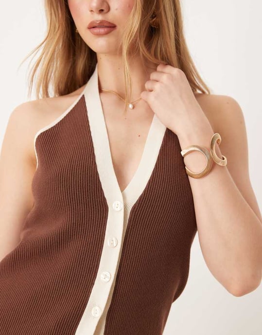Abercrombie & Fitch ribbad halterneck väst i brun och krämfärg - Image 4