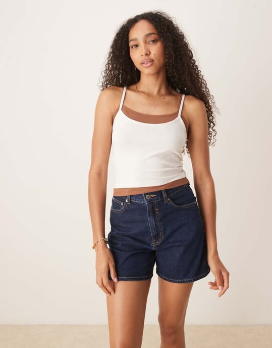 ASOS DESIGN dubbel lager cami i gräddfärgad och choklad - Image 1