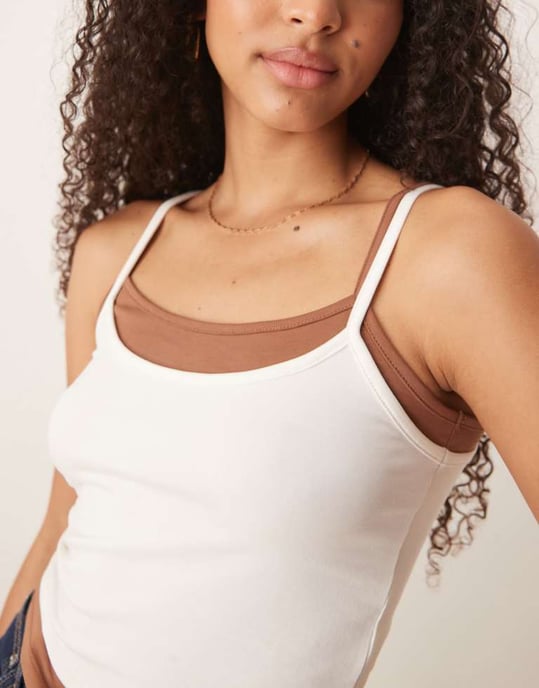ASOS DESIGN dubbel lager cami i gräddfärgad och choklad - Image 2